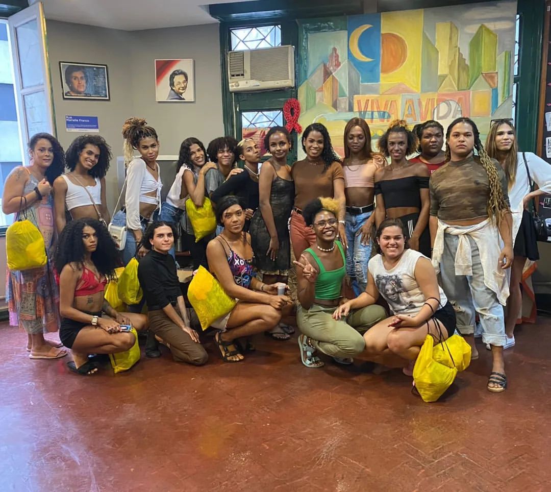 Brilhar e Transcender: projeto acolhe mulheres trans e travestis no RJ