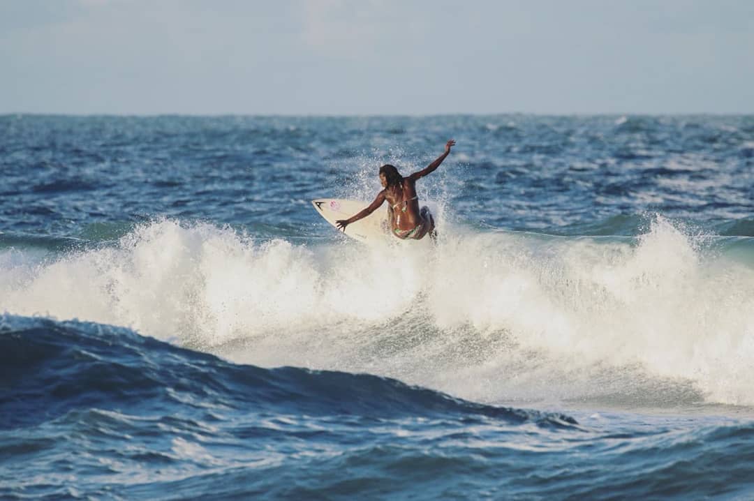Nuala Costa quebra barreiras contra o racismo no surfe feminino
