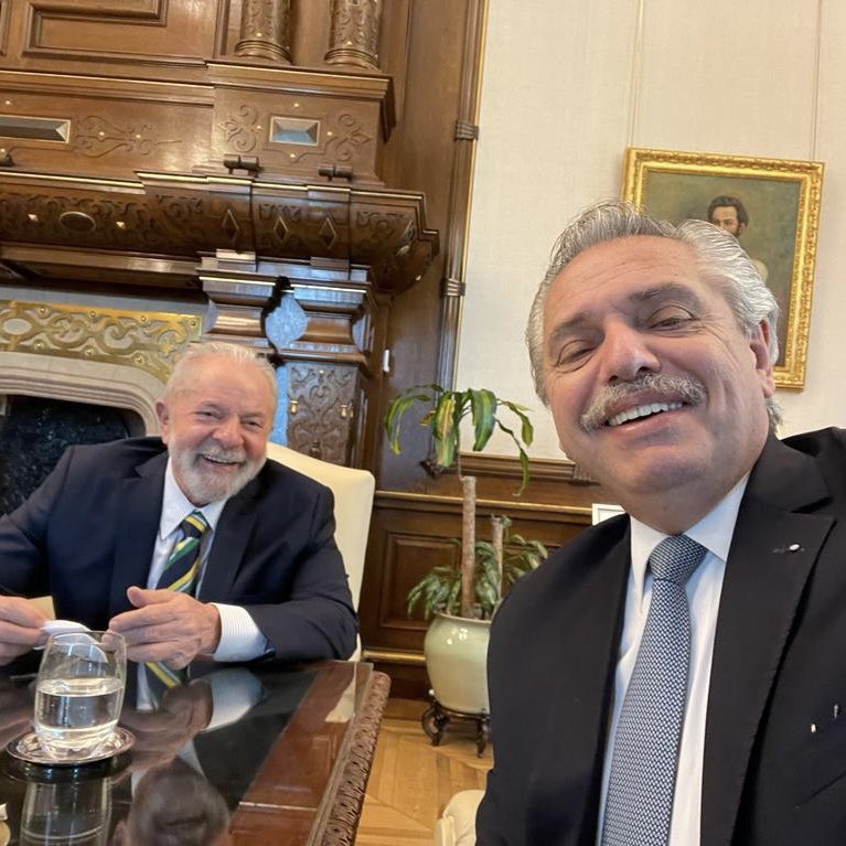 Lula chega à Argentina para 1ª viagem internacional