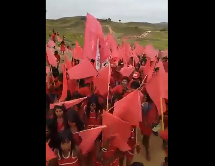 Emocionante: Vídeo mostra multidão indígena Maxakali indo votar em Lula
