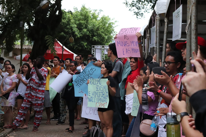 Exposição de armas e palestra racista gera protestos de estudantes e professores no Amazonas