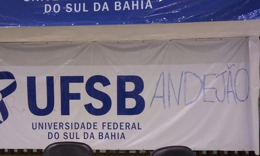Intervenção denuncia falta de restaurante na UFSB e professora travesti sofre retaliação
