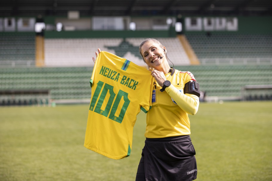Quem é Neuza Back, a primeira árbitra feminina brasileira em uma Copa do Mundo