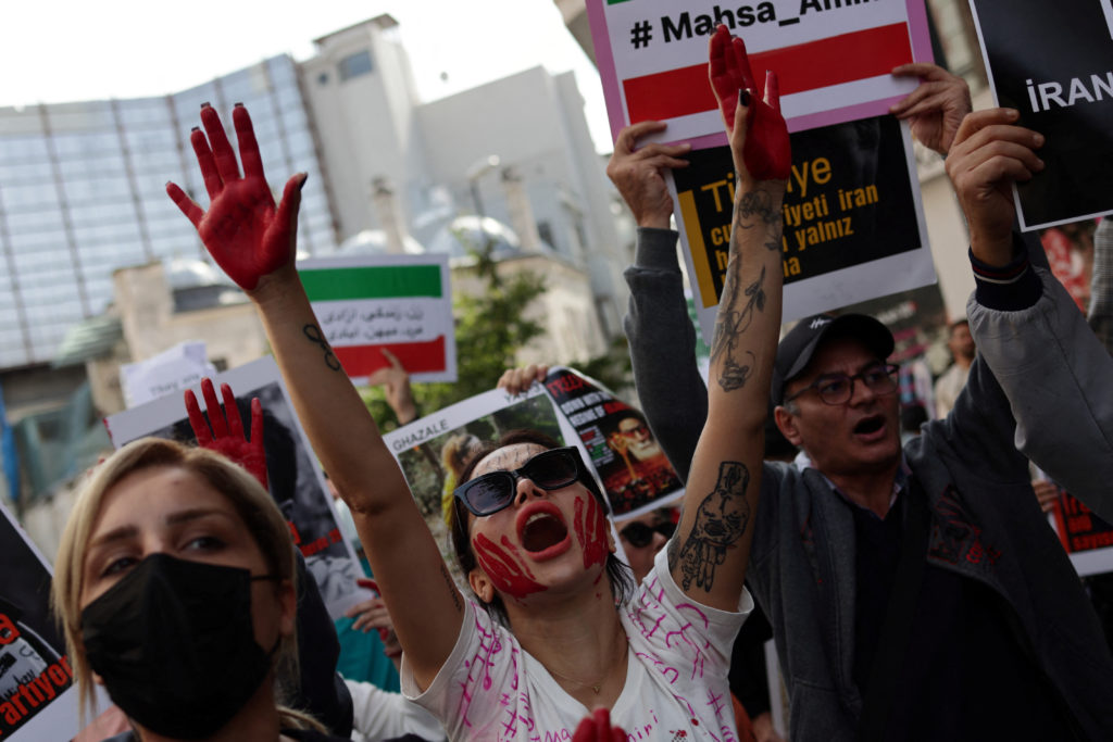 Protesto contra o regime iraniano antecede o jogo Inglaterra-Irão - SIC  Notícias