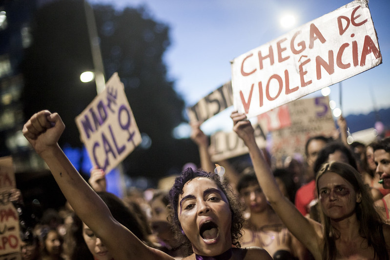 70% das mulheres assassinadas por arma de fogo no Brasil são negras