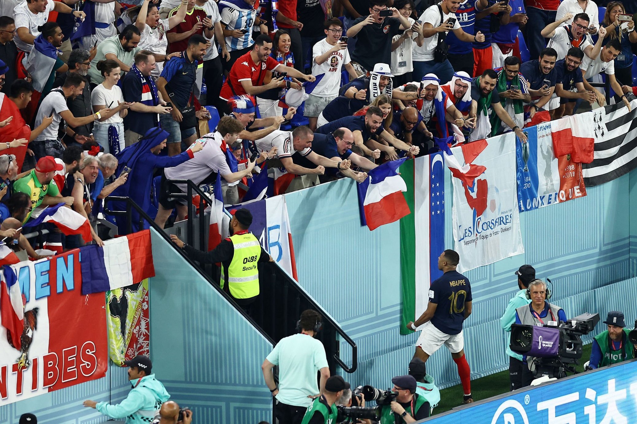 Com dois gols de MBappé, França vence Dinamarca e se classifica para o mata-mata