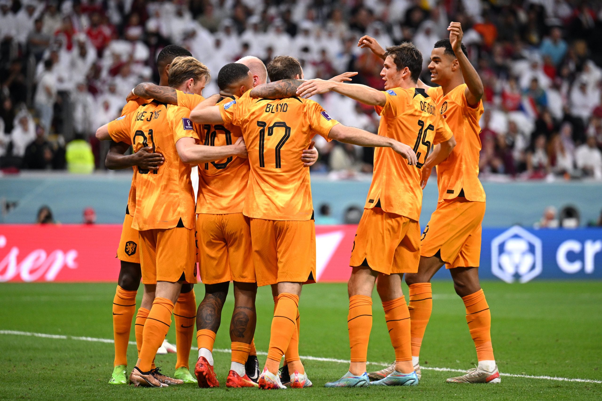 Holanda supera Catar já eliminado e avança às oitavas da Copa do Mundo