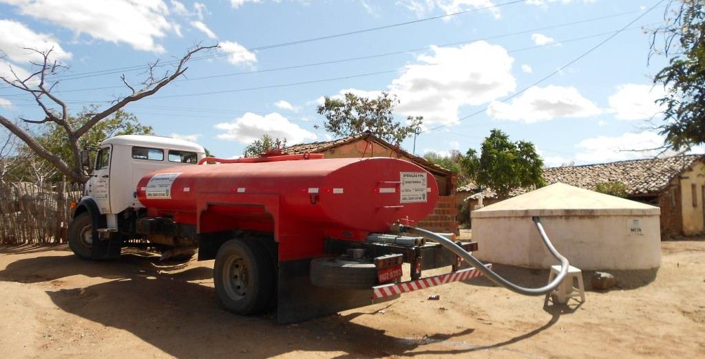 Bolsonaro corta água potável para 1,6 milhão no semiárido nordestino