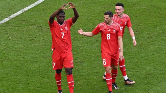 Com gol de imigrante camaronês, Suiça vence Camarões em partida de estreia na Copa 2022
