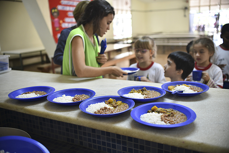 Enquanto Bolsonaro veta reajuste da merenda escolar, professora denuncia qualidade da alimentação em escola de Minas Gerais