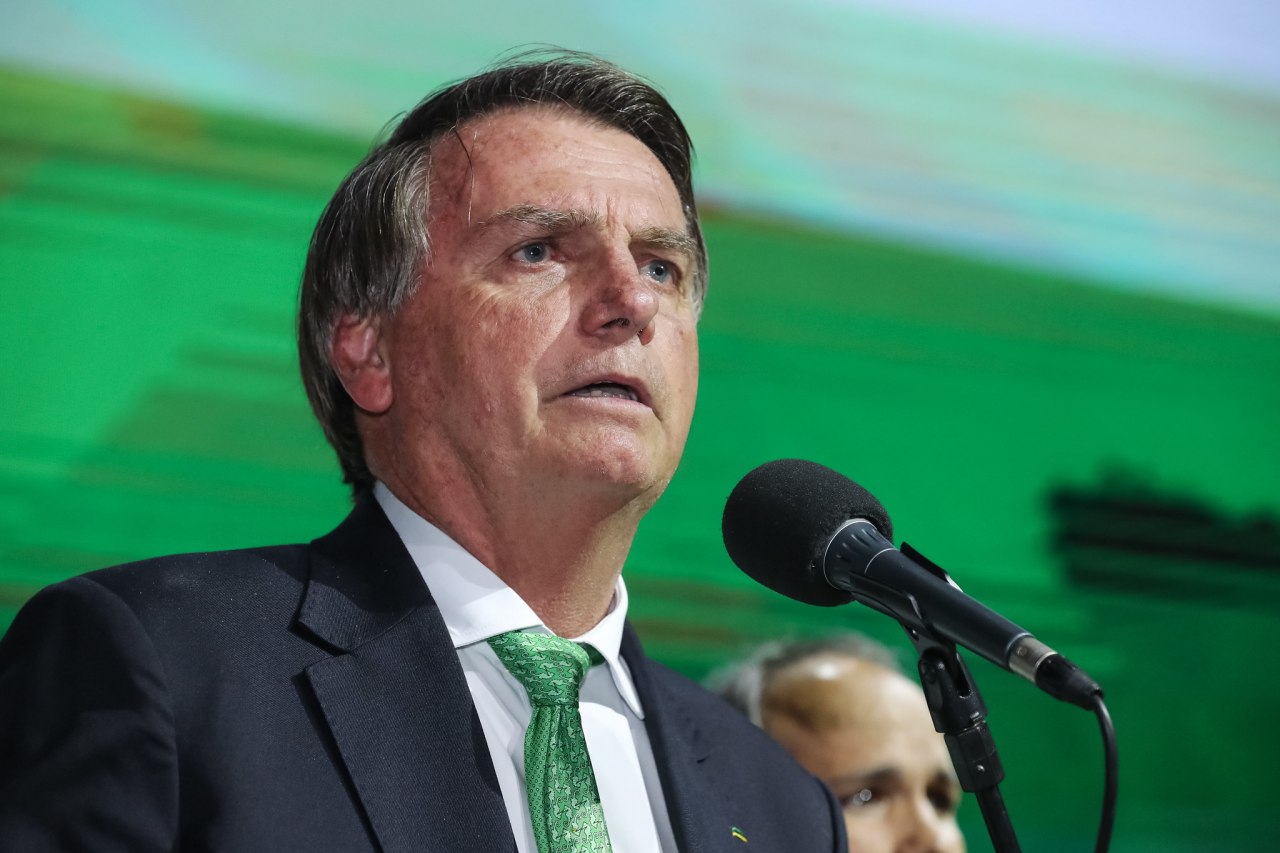 Bolsonaro gastou mais de R$ 3,5 milhões com alimentação em avião presidencial
