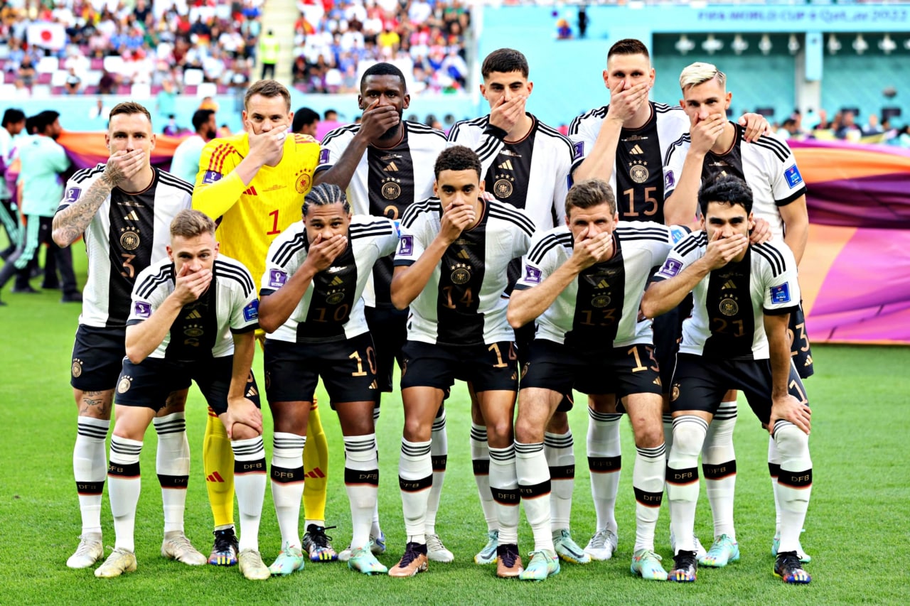 Seleção da Alemanha protesta contra silenciamento da Fifa em foto oficial no jogo de estreia