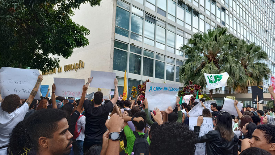 Sob pressão, MEC libera verba para pagamento de bolsas da Capes