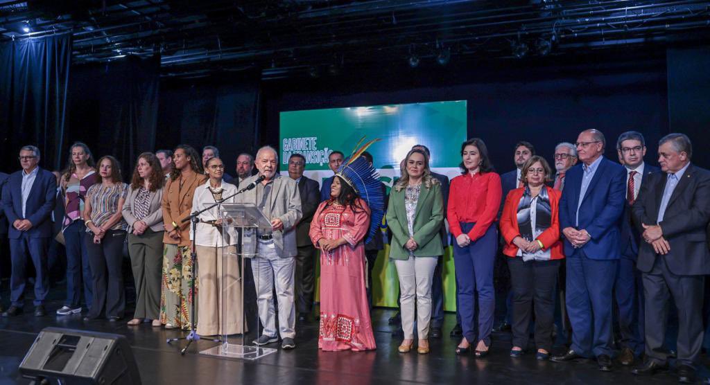 Lula anuncia Marina, Tebet, Sônia Guajajara e mais 13 ministros