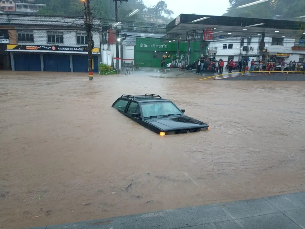 Chuvas intensas anunciam verão com alagações e deslizamentos em Petrópolis
