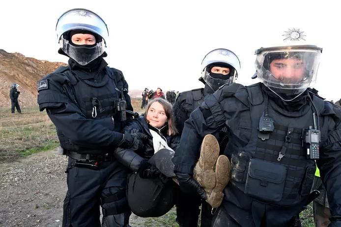 Greta Thunberg é detida durante protesto contra mina de carvão na Alemanha