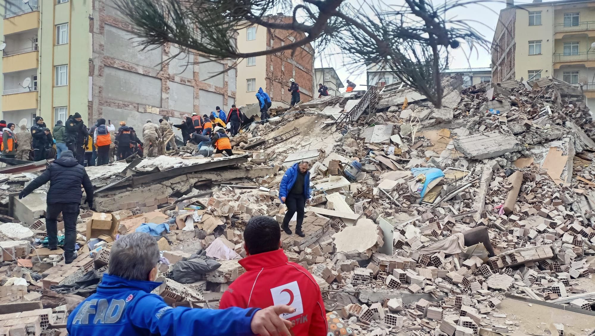 “Onde está minha mãe?”: Turquia e Síria somam mais de 5 mil mortes em terremoto