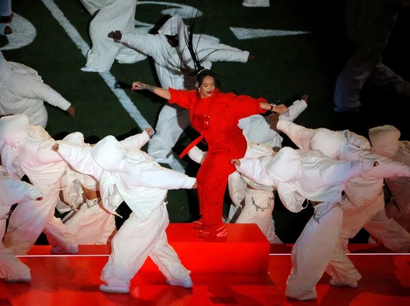 Rihanna aparece grávida do segundo filho em show do intervalo do Super Bowl