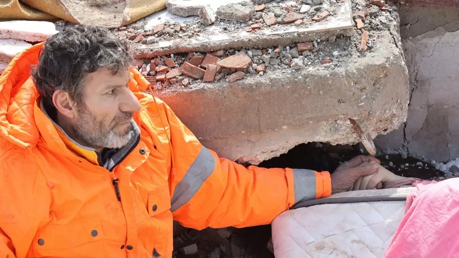 Sequência de terremotos na Turquia intensifica crise de saúde mental