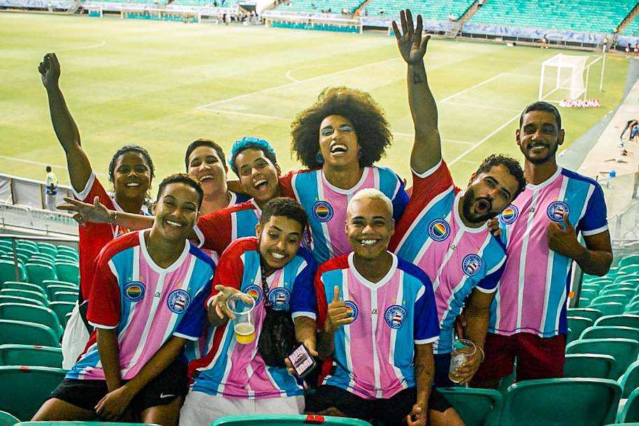 Esporte Clube Bahia lança camisa oficial com as cores da bandeira trans