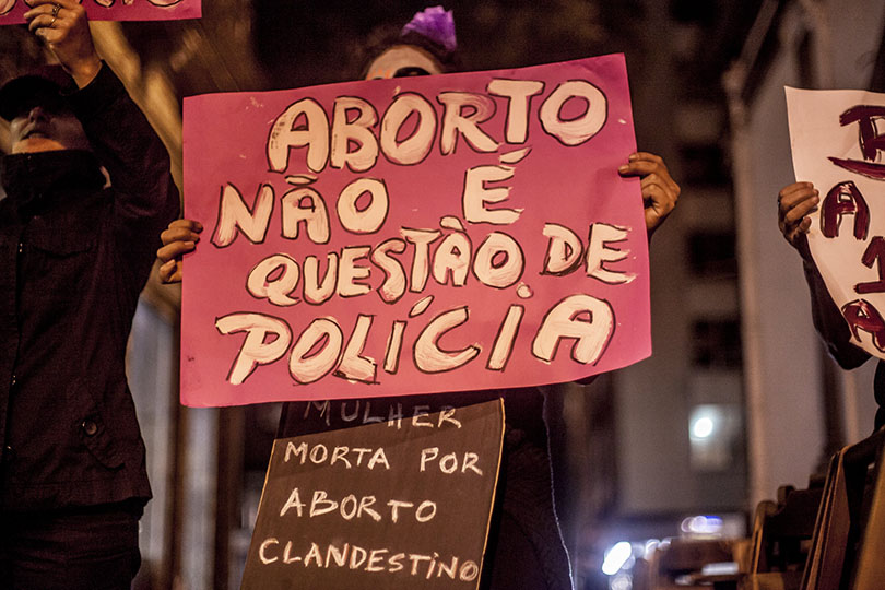 Médico que revela aborto para a polícia fere código de ética profissional, decide STJ
