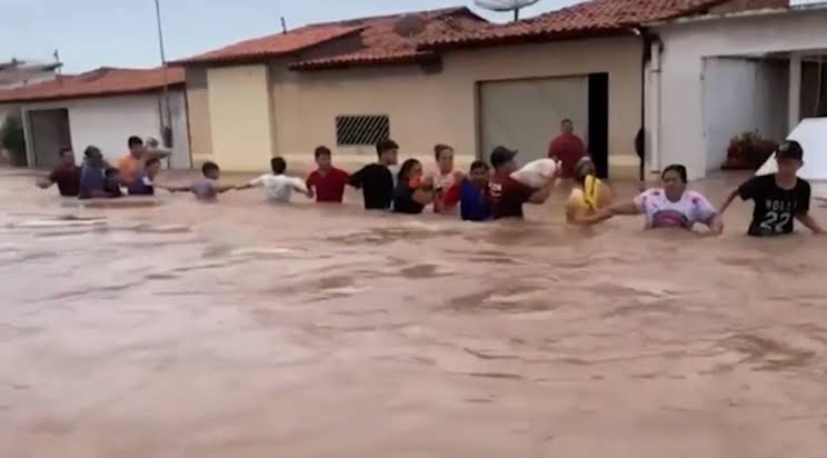 Moradores fazem corrente humana para socorrer vizinhos durante enchente no Maranhão