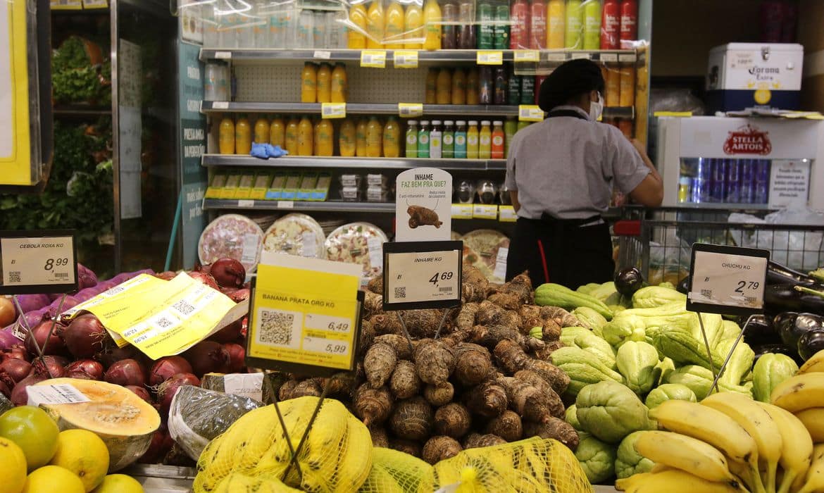Aumento no preço dos alimentos faz brasileiros consumirem menos refeições completas e mais salgados, diz pesquisa