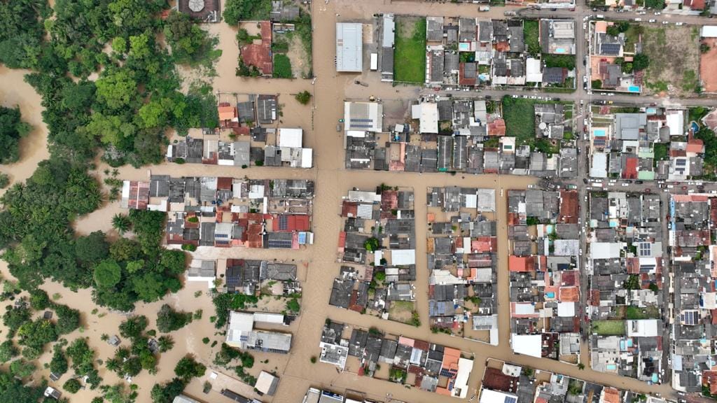 Só 1/3 das cidades sob risco climático tem alerta para enchentes no Brasil