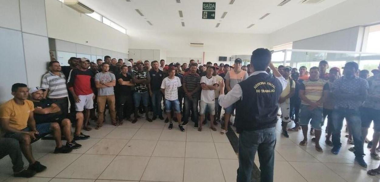 Em Goiás, 212 trabalhadores são resgatados de situação análoga à escravidão em plantio de cana-de-açúcar