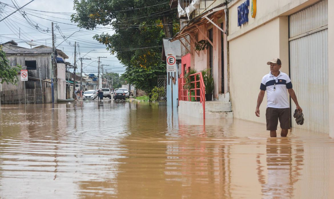 Cidades do Norte e Nordeste do país sofrem com enchentes e alagamentos