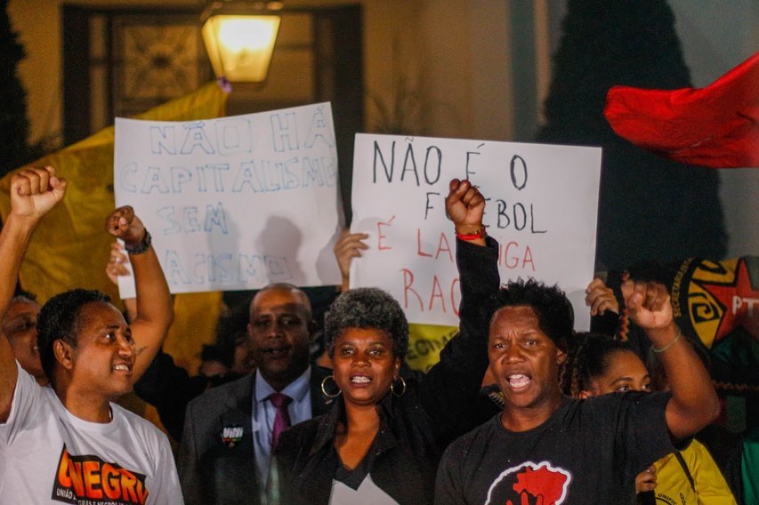 ‘Não passarão!’: Consulado da Espanha em São Paulo é palco de protesto contra o racismo no futebol
