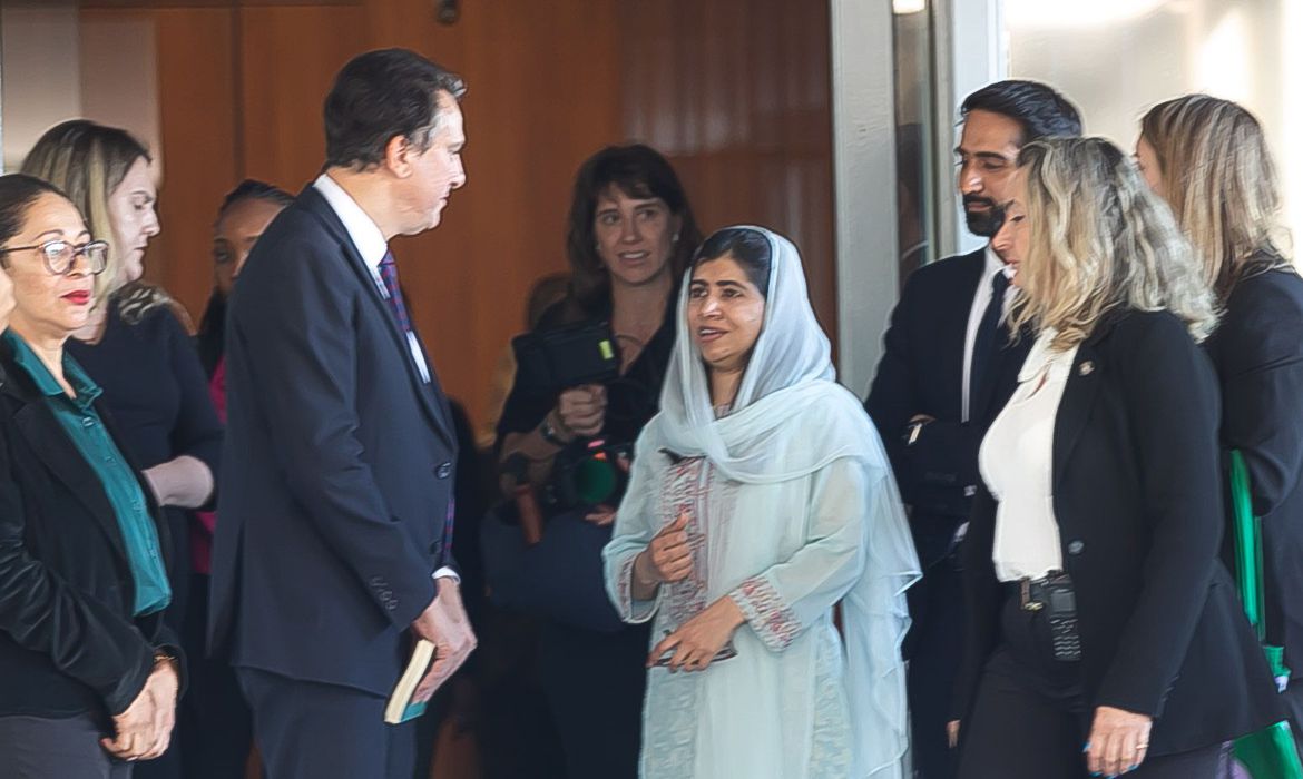 Rede de Ativistas pela Educação entrega relatório a Malala Yousafzai durante visita ao Brasil