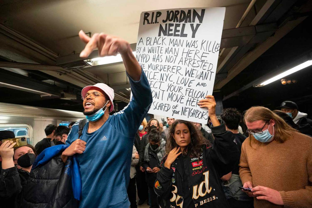 Artista de rua negro é morto sufocado no metrô de Nova Iorque