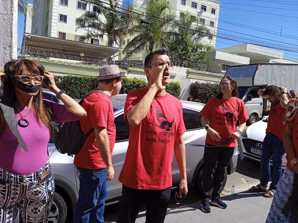 Alunos do Colégio São Vicente fazem protesto por demissões de professores -  Jornal O Globo