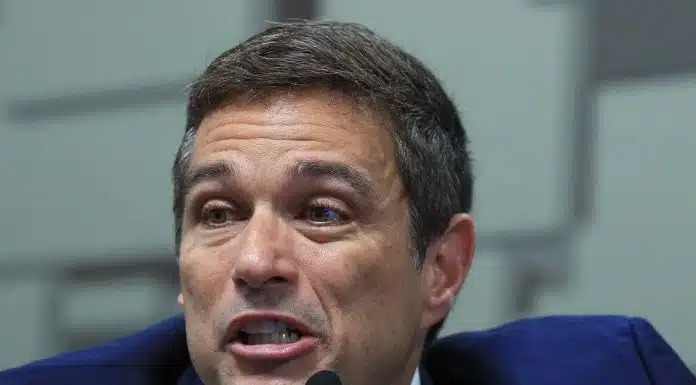 Campos Neto terá que explicar manutenção da taxa de juros mais alta do mundo ao Senado