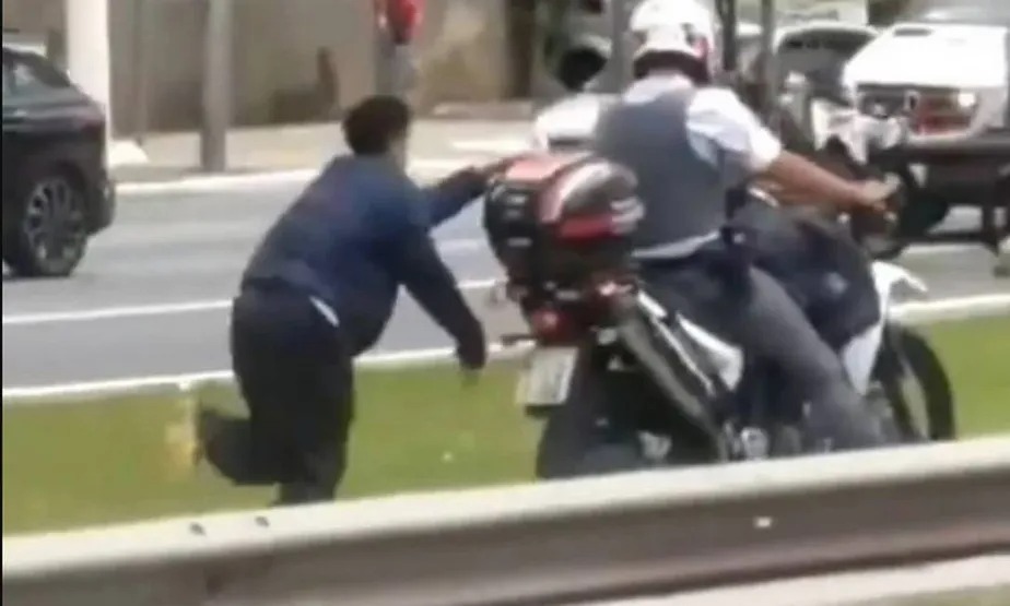 Governo de SP é condenado a pagar R$ 10 mil a jovem negro algemado em moto; defesa quer R$ 1 milhão