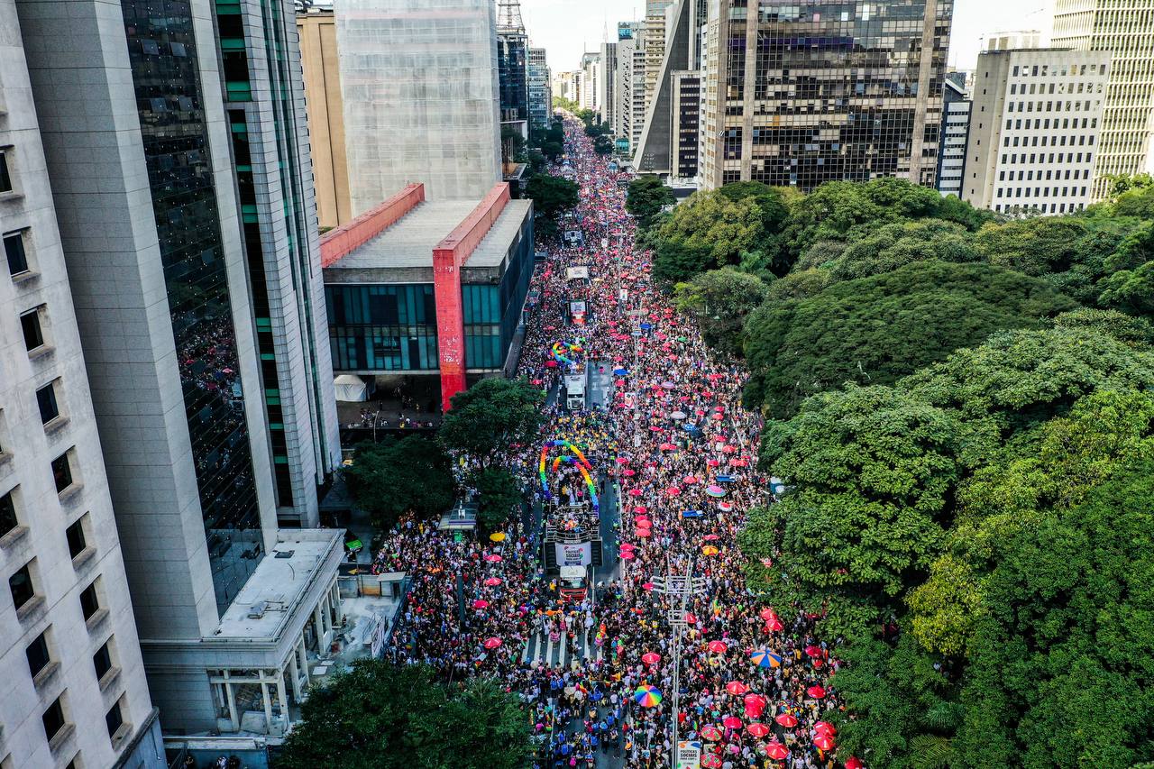 Parada do Orgulho LGBT+ reúne milhares de pessoas na Paulista; veja fotos