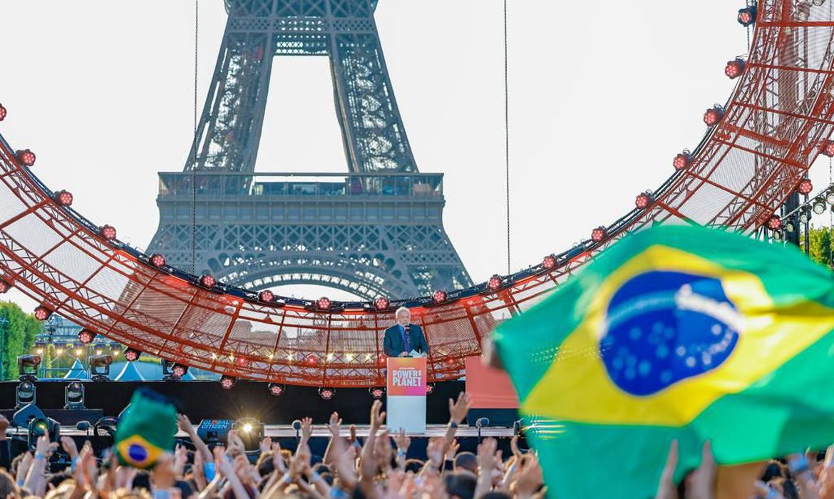 Lula aceita convite do Coldplay e cobra países ricos por preservação ambiental em Paris
