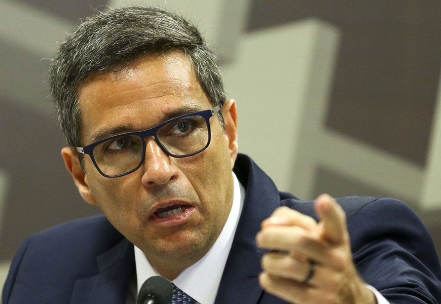 Campos Neto tenta silenciar diretores do Banco Central que pedem redução de juros, denuncia reportagem