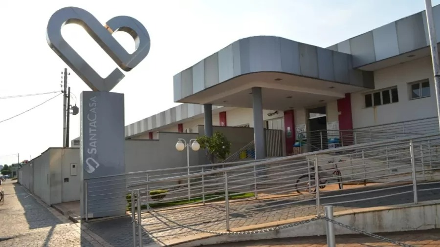 Jovem de 21 anos é algemada na UTI após médico denunciá-la por aborto em Minas Gerais