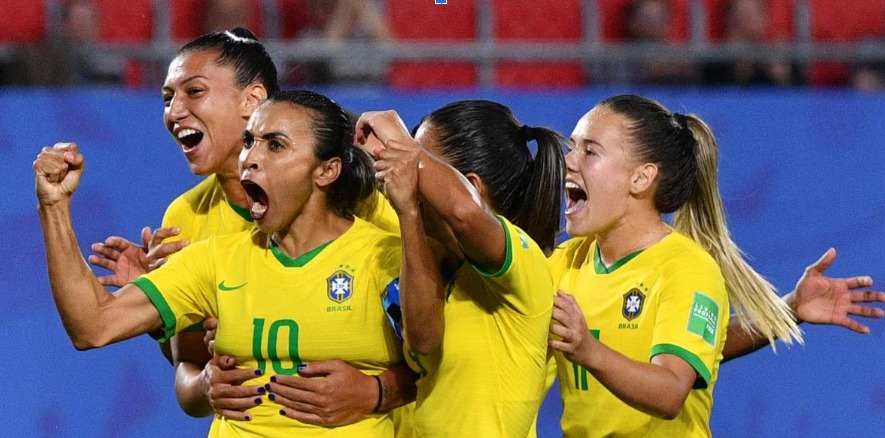 Apesar das desigualdades, o futebol feminino celebra seu progresso no mundo do futebol
