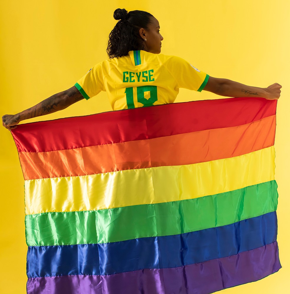 Celebrando a diversidade: Futebol Feminino e sua relevância para os fãs queer