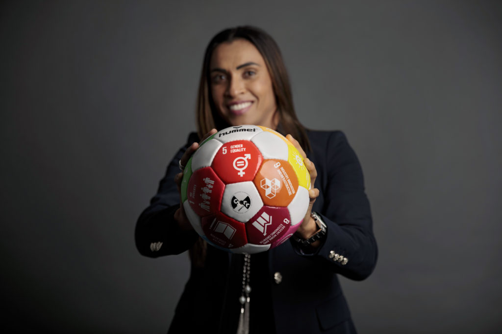 Rainha dentro e fora do gramado – A importância  de Marta na valorização do futebol feminino