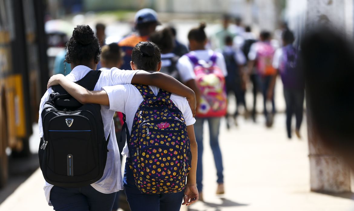 64% dos brasileiros jovens consideram o ambiente escolar o mais racista