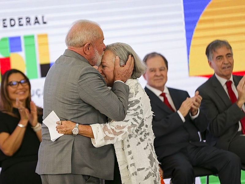 Governo premia Adele Benzaken, demitida na gestão Bolsonaro por promover saúde trans
