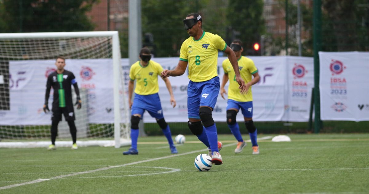 O futebol feminino para além das quadras e dos gramados - Revista