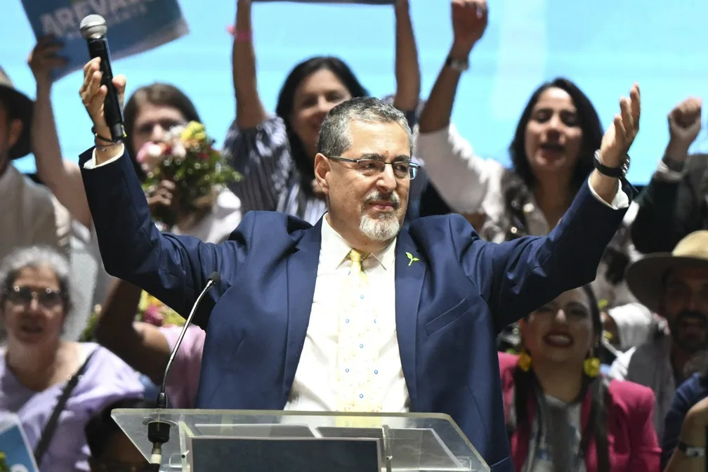 De esquerda, Bernardo Arévalo vence segundo turno e é eleito presidente da Guatemala