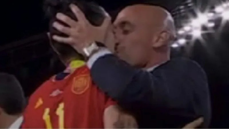 Presidente da Federação Espanhola é denunciado após beijo forçado em jogadora