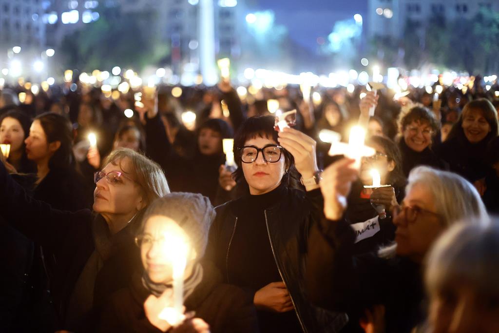 ‘Nunca mais’: milhares de mulheres passam a noite em vigília nos 50 anos da ditadura chilena