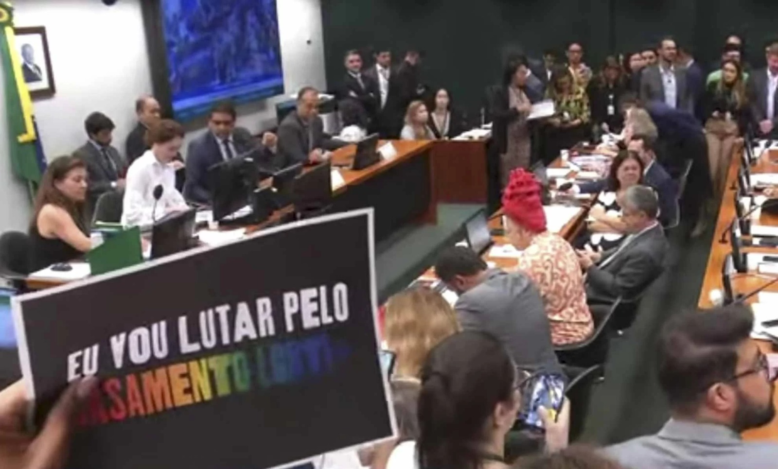 Após ataque transfóbico, comissão adia votação de projeto contra casamento homoafetivo